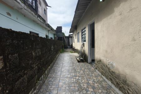 Casa para alugar com 100m², 2 quartos e 2 vagasCorredor lateral 