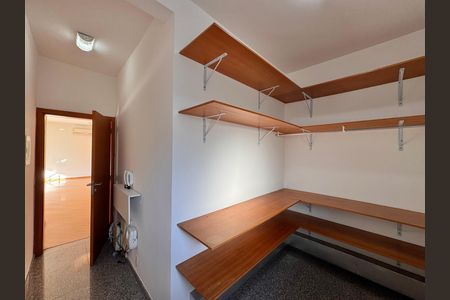 Casa de condomínio para alugar com 1030m², 5 quartos e 8 vagas Casa de condomínio para alugar com 1030m², 5 quartos e 8 vagasCloset