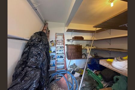 Casa de condomínio para alugar com 1030m², 5 quartos e 8 vagas Casa de condomínio para alugar com 1030m², 5 quartos e 8 vagasÁrea externa - Despensa