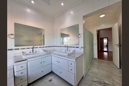 Casa de condomínio para alugar com 1030m², 5 quartos e 8 vagas Casa de condomínio para alugar com 1030m², 5 quartos e 8 vagasSuíte 1 - Banheiro