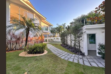 Casa de condomínio para alugar com 1030m², 5 quartos e 8 vagas Casa de condomínio para alugar com 1030m², 5 quartos e 8 vagasÁrea externa