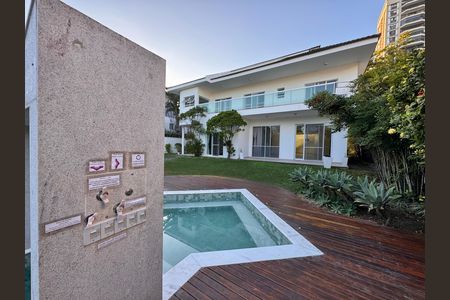 Casa de condomínio para alugar com 1030m², 5 quartos e 8 vagas Casa de condomínio para alugar com 1030m², 5 quartos e 8 vagasÁrea externa