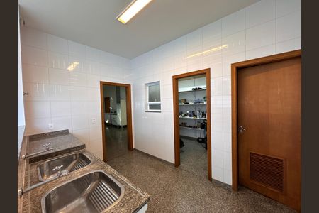 Casa de condomínio para alugar com 1030m², 5 quartos e 8 vagas Casa de condomínio para alugar com 1030m², 5 quartos e 8 vagasLavanderia