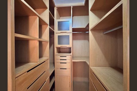 Casa de condomínio para alugar com 1030m², 5 quartos e 8 vagas Casa de condomínio para alugar com 1030m², 5 quartos e 8 vagasSuíte 1 - Closet