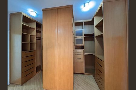 Casa de condomínio para alugar com 1030m², 5 quartos e 8 vagas Casa de condomínio para alugar com 1030m², 5 quartos e 8 vagasSuíte 1 - Closet
