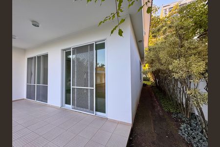 Casa de condomínio para alugar com 1030m², 5 quartos e 8 vagas Casa de condomínio para alugar com 1030m², 5 quartos e 8 vagasÁrea externa