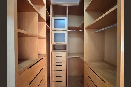 Casa de condomínio para alugar com 1030m², 5 quartos e 8 vagas Casa de condomínio para alugar com 1030m², 5 quartos e 8 vagasSuíte 1 - Closet