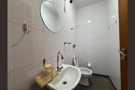 Casa de condomínio para alugar com 1030m², 5 quartos e 8 vagas Casa de condomínio para alugar com 1030m², 5 quartos e 8 vagasBanheiro Serviço