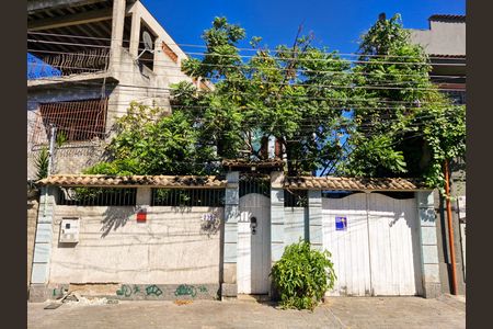 Casa à venda com 250m², 3 quartos e 1 vaga Casa à venda com 250m², 3 quartos e 1 vagaFachada