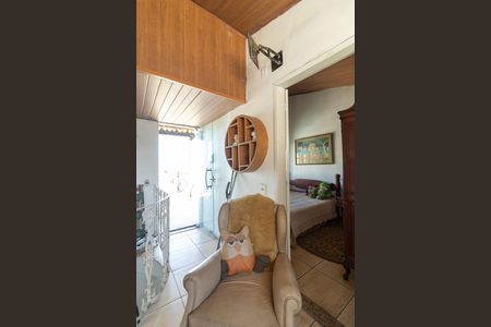 Casa à venda com 250m², 3 quartos e 1 vaga Casa à venda com 250m², 3 quartos e 1 vagaHall da Escada 2