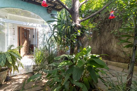 Casa à venda com 250m², 3 quartos e 1 vaga Casa à venda com 250m², 3 quartos e 1 vagaQuintal e Garagem