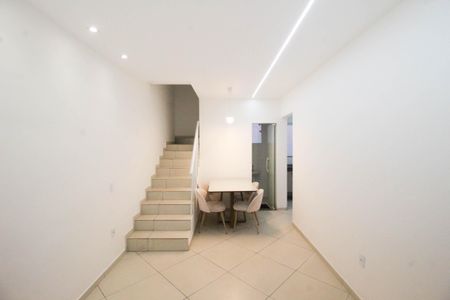 Sala de casa para alugar com 2 quartos, 84m² em Santo Elias, Mesquita