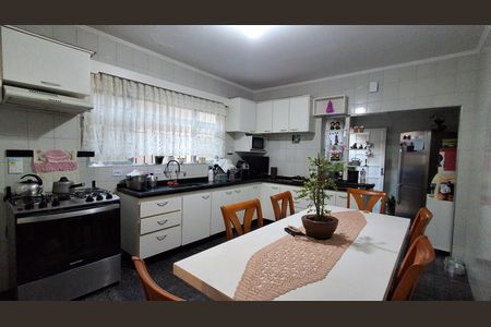 Casa à venda com 173m², 3 quartos e 2 vagasCozinha 