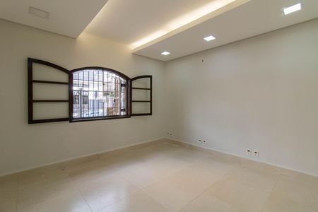 Casa à venda com 270m², 4 quartos e 2 vagas Casa à venda com 270m², 4 quartos e 2 vagasSala