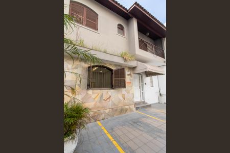 Casa à venda com 270m², 4 quartos e 2 vagas Casa à venda com 270m², 4 quartos e 2 vagasFachada