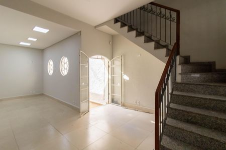 Casa à venda com 270m², 4 quartos e 2 vagas Casa à venda com 270m², 4 quartos e 2 vagasSala