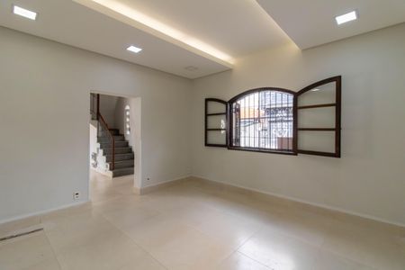 Casa à venda com 270m², 4 quartos e 2 vagas Casa à venda com 270m², 4 quartos e 2 vagasSala