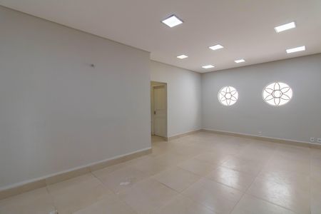 Casa à venda com 270m², 4 quartos e 2 vagas Casa à venda com 270m², 4 quartos e 2 vagasSala