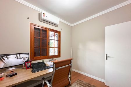 Casa à venda com 252m², 4 quartos e 2 vagas Casa à venda com 252m², 4 quartos e 2 vagasEscritório