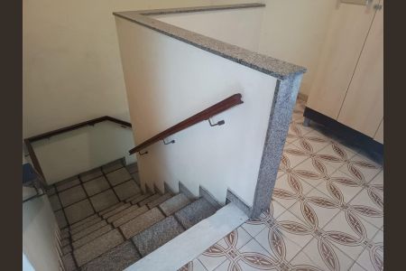 Casa de condomínio à venda com 202m², 4 quartos e 2 vagasEscada