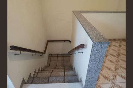 Casa de condomínio à venda com 202m², 4 quartos e 2 vagasEscada