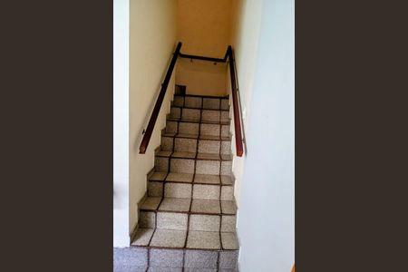 Casa de condomínio à venda com 202m², 4 quartos e 2 vagasEscada