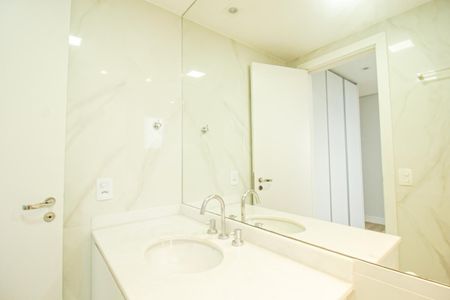 Apartamento à venda com 62m², 2 quartos e 2 vagas Apartamento à venda com 62m², 2 quartos e 2 vagasBanheiro da Suíte