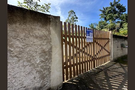 Casa à venda com 121m², 2 quartos e 2 vagas Casa à venda com 121m², 2 quartos e 2 vagasFachada