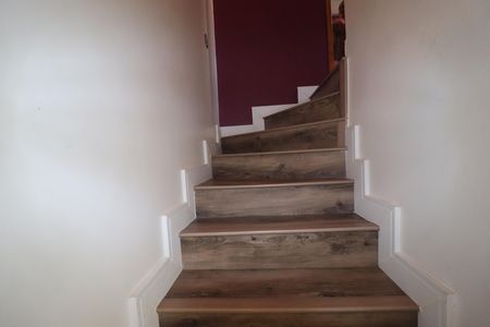 Casa à venda com 95m², 2 quartos e 2 vagasEscada