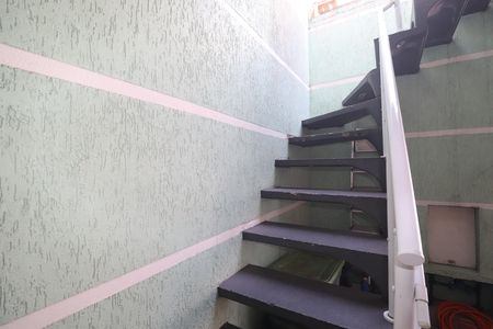 Casa à venda com 95m², 2 quartos e 2 vagasEscada