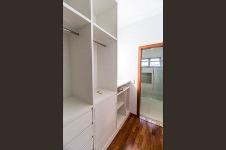 Casa de condomínio para alugar com 415m², 4 quartos e 3 vagasCloset da suíte