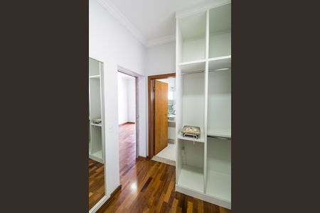 Casa de condomínio para alugar com 415m², 4 quartos e 3 vagasCloset da suíte