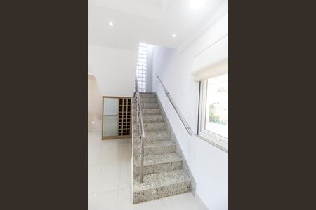 Casa de condomínio para alugar com 415m², 4 quartos e 3 vagasEscada