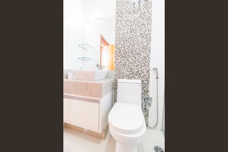 Casa de condomínio para alugar com 415m², 4 quartos e 3 vagasBanheiro da Suíte
