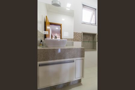 Casa de condomínio para alugar com 415m², 4 quartos e 3 vagasBanheiro