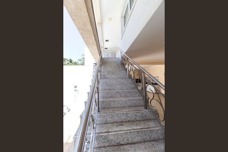 Casa de condomínio para alugar com 415m², 4 quartos e 3 vagasEscada