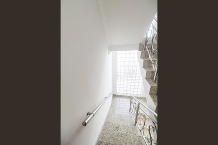 Casa de condomínio para alugar com 415m², 4 quartos e 3 vagasEscada