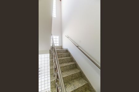 Casa de condomínio para alugar com 415m², 4 quartos e 3 vagasEscada