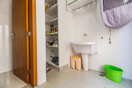 Casa de condomínio para alugar com 415m², 4 quartos e 3 vagasÁrea de Serviço