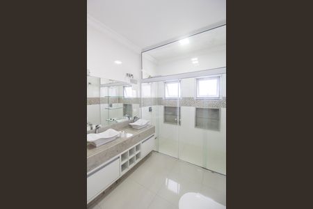 Casa de condomínio para alugar com 415m², 4 quartos e 3 vagasBanheiro da Suíte