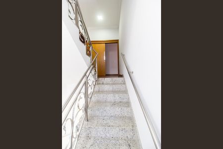 Casa de condomínio para alugar com 415m², 4 quartos e 3 vagasEscada