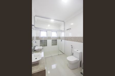 Casa de condomínio para alugar com 415m², 4 quartos e 3 vagasBanheiro da Suíte