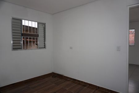 Quarto de casa para alugar com 1 quarto, 29m² em Jardim Santo Eduardo, Embu das Artes