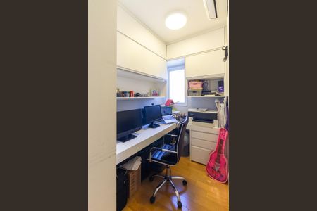 Apartamento à venda com 148m², 3 quartos e 3 vagas Apartamento à venda com 148m², 3 quartos e 3 vagasQuarto de Serviço