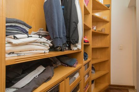 Apartamento à venda com 170m², 3 quartos e 4 vagas Apartamento à venda com 170m², 3 quartos e 4 vagasCloset da suíte