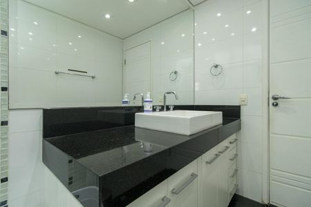 Apartamento à venda com 170m², 3 quartos e 4 vagas Apartamento à venda com 170m², 3 quartos e 4 vagasBanheiro da Suíte