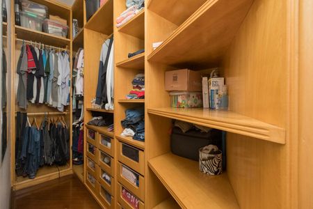 Apartamento à venda com 170m², 3 quartos e 4 vagas Apartamento à venda com 170m², 3 quartos e 4 vagasCloset da suíte