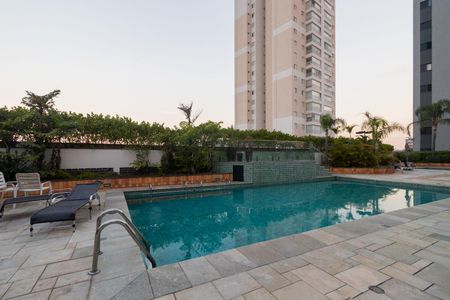 Apartamento à venda com 170m², 3 quartos e 4 vagas Apartamento à venda com 170m², 3 quartos e 4 vagasÁrea comum - Piscina