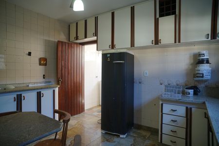 Casa à venda com 360m², 4 quartos e 2 vagas Casa à venda com 360m², 4 quartos e 2 vagasCozinha