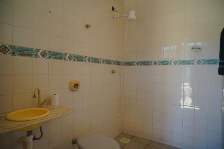 Casa à venda com 360m², 4 quartos e 2 vagas Casa à venda com 360m², 4 quartos e 2 vagasBanheiro externo